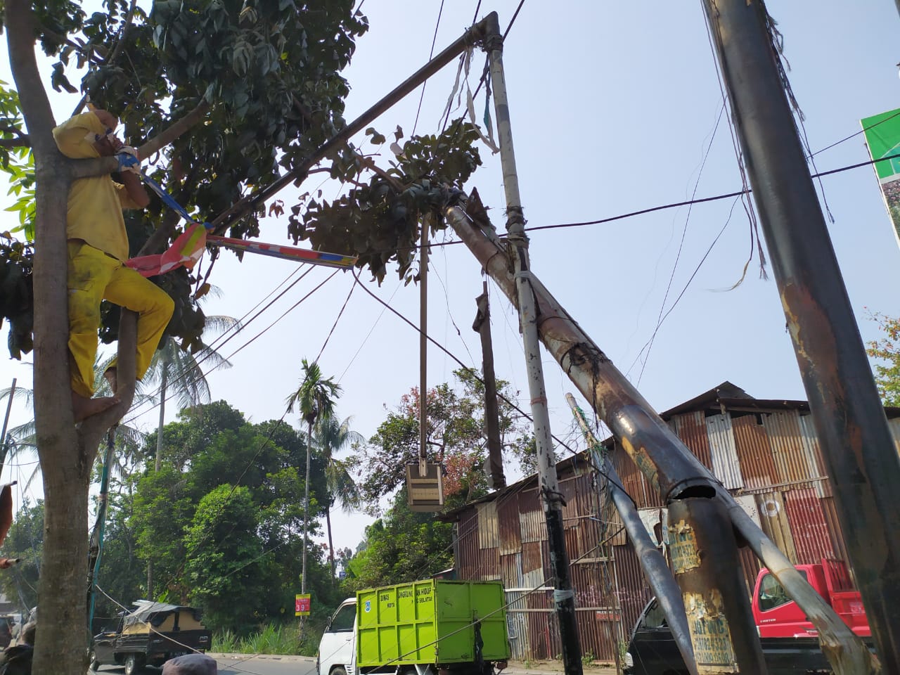 Tampak semrawutnya kabel listrik di Jalan Sodetan Buran, Buaran, Serpong, Tangsel.