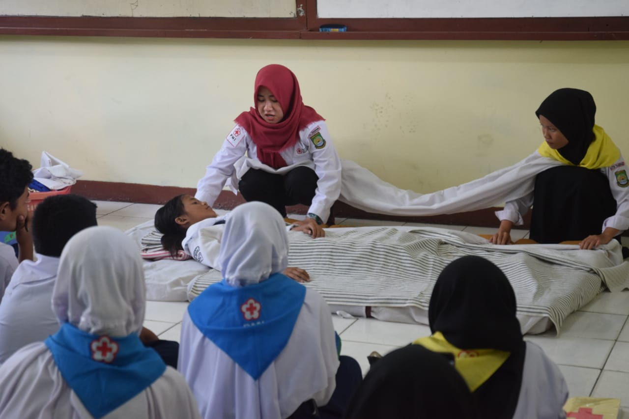 Kegiatan pelatihan gabungan bagi anggota Palang Merah Remaja (PMR) di Sekolah Islamic Center, Karawaci, Kota Tangerang.
