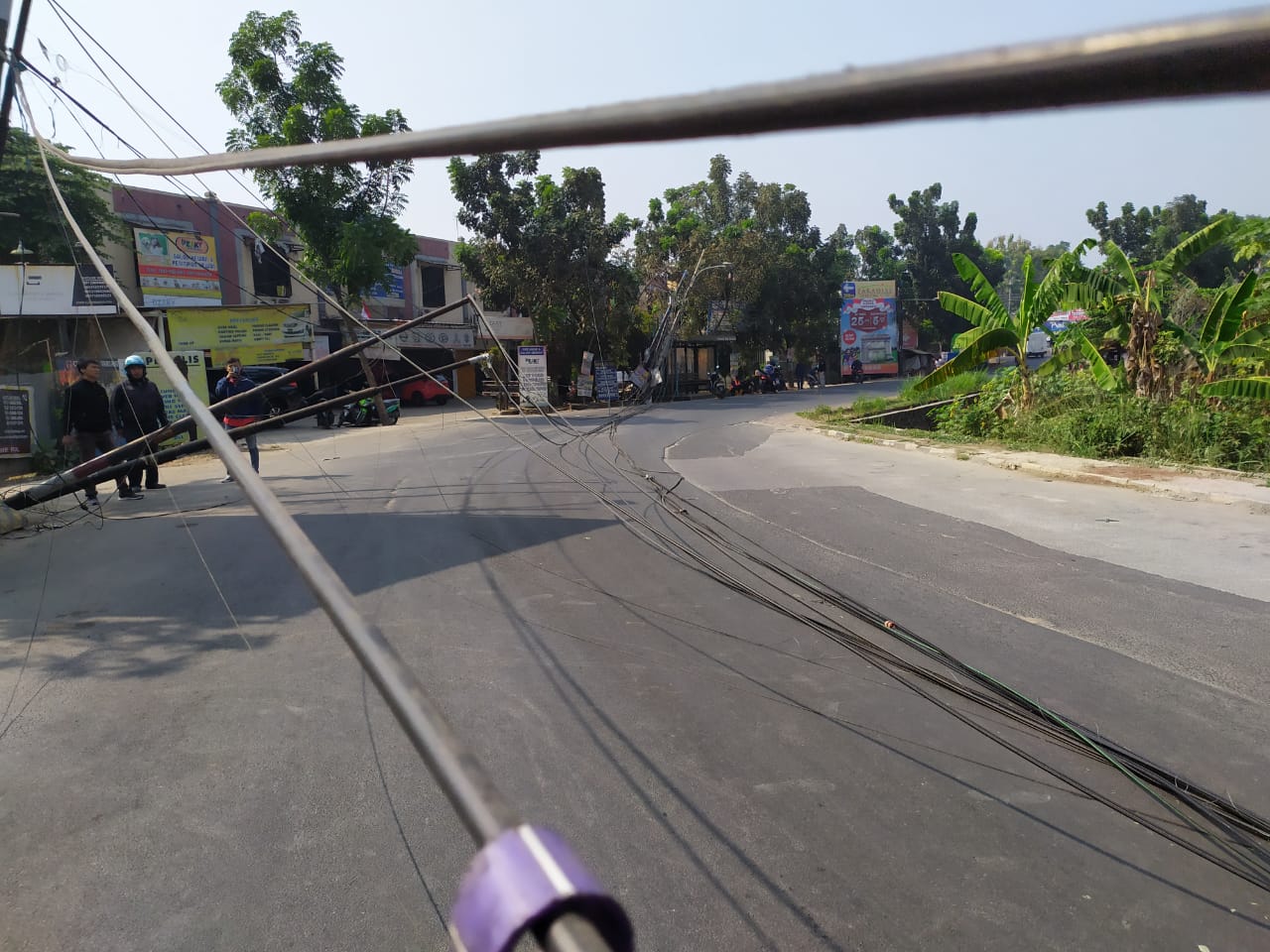 Tampak semrawutnya kabel listrik di Jalan Sodetan Buran, Buaran, Serpong, Tangsel.