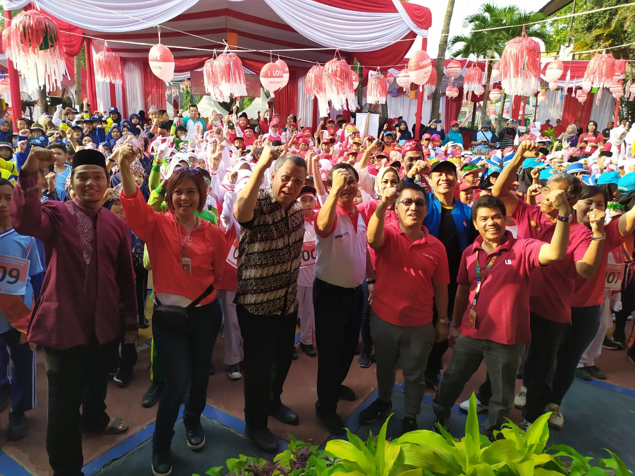 Wakil Wali Kota Tangsel Benyamin Davnie dan Direktur PT Bumi Serpong Damai Tbk Syukur Lawigena bersama peserta lainnya saat berswafoto dalam keseruan kegiatan Memperingati Hari Kemerdekaan ke-74 Republik Indonesia.