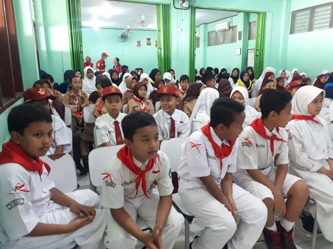 Kegiatan pelatihan gabungan bagi anggota Palang Merah Remaja (PMR) di Sekolah Islamic Center, Karawaci, Kota Tangerang.