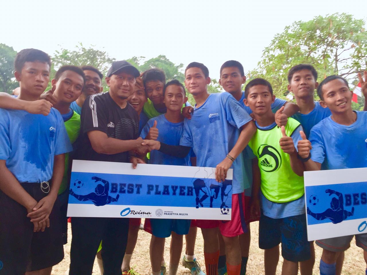 Rahmad Darmawan saat melatih sepak bola kepada anak-anak warga binaan Lembaga Pemasyarakatan Khusus Anak (LPKA) Kelas I Tangerang.