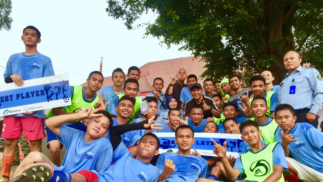 Rahmad Darmawan saat melatih sepak bola kepada anak-anak warga binaan Lembaga Pemasyarakatan Khusus Anak (LPKA) Kelas I Tangerang.