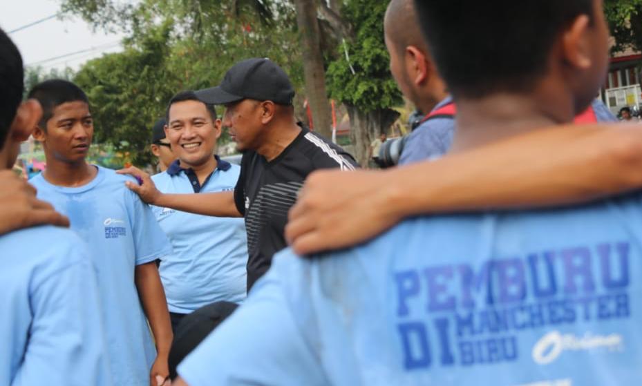 Rahmad Darmawan saat melatih sepak bola kepada anak-anak warga binaan Lembaga Pemasyarakatan Khusus Anak (LPKA) Kelas I Tangerang.