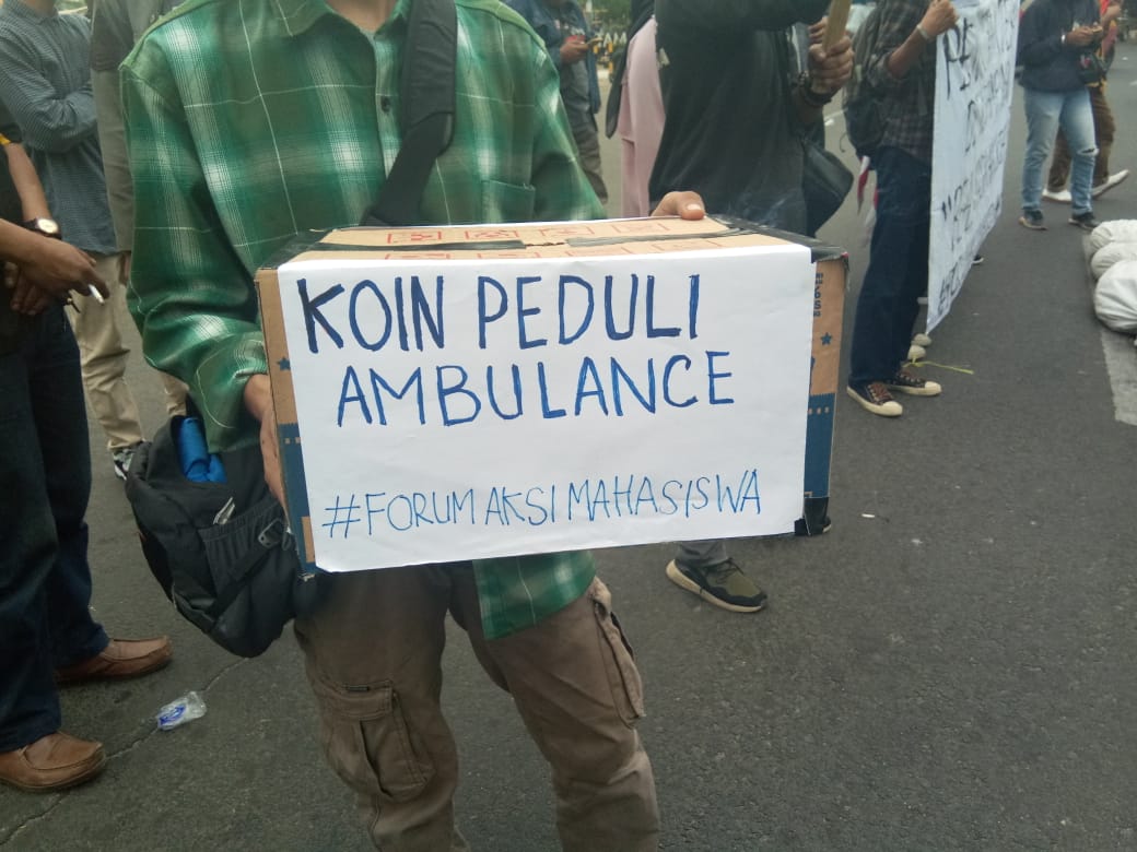 Forum Aksi Mahasiswa (FAM) menggelar unjuk rasa di Jalan Perintis Kemerdekaan tepatnya di depan Taman Gajah Tunggal, Cikokol, aksi tersebut sebagai bentuk kekecewaan atas bobroknya pelayanan kesehatan di Kota Tangerang.