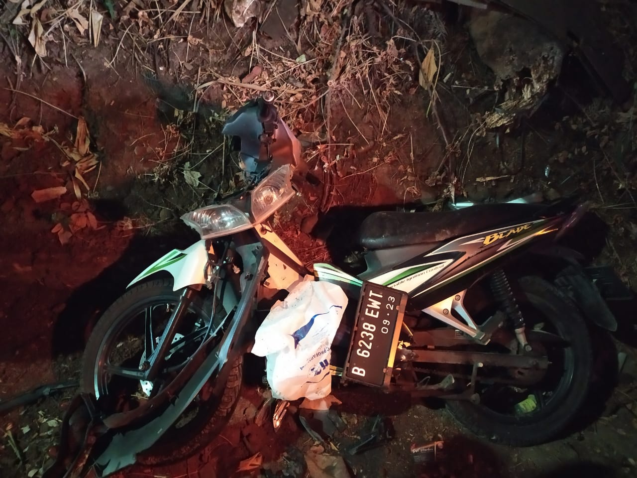 Tampak rusak berat sepeda motor yang mengalami kecelakaan di dekat Perumahan Paradise Sepong City, Jalan Raya Puspitek, Setu, Tangerang Selatan (Tangsel), Selasa (27/8/2019) malam.