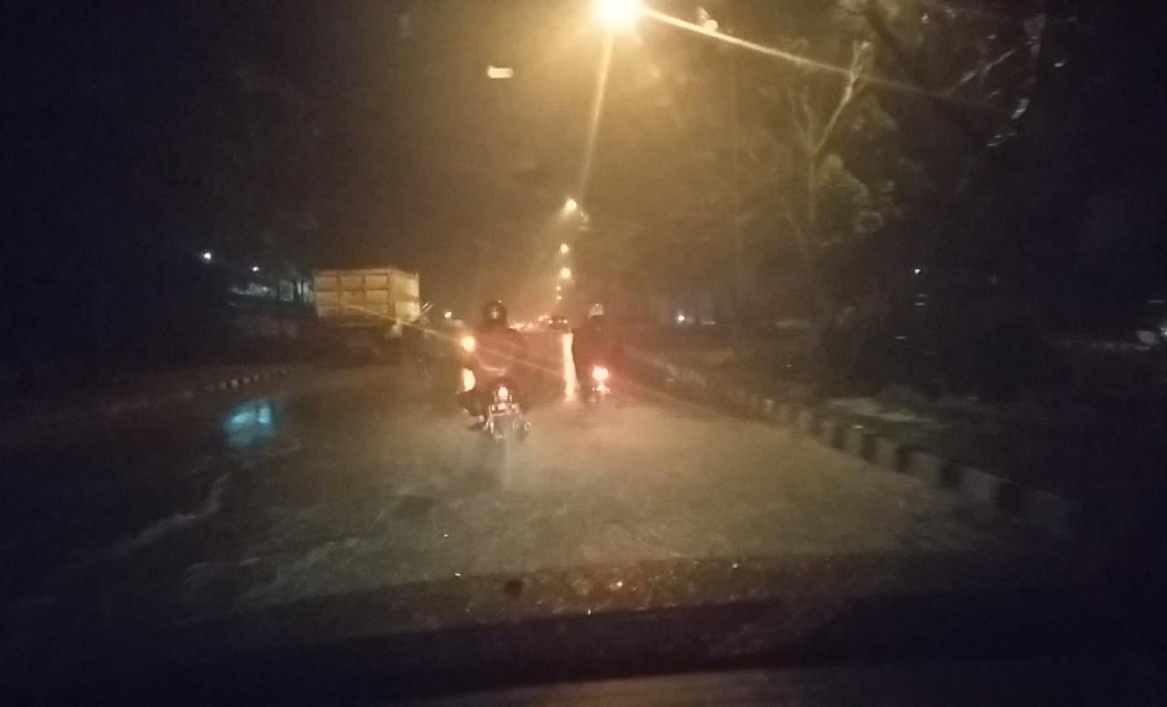 Tampak jalan raya Pemda Tigaraksa tergenangi air hujan.