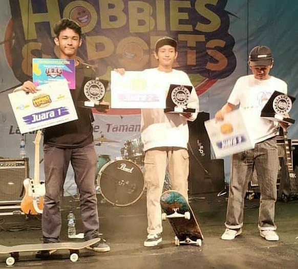 Muhammad Fachrell Ardhaffa Putra (kiri), Skateboarder asal Tangsel saat menjuarai kelas open pada event Road to IOXC 2019.