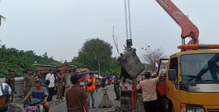 Suasana pembongkaran pembatas beton yang menutup Jembatan Kedaung di Kecamatan Neglasari, Kota Tangerang.
