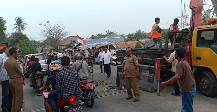 Suasana pembongkaran pembatas beton yang menutup Jembatan Kedaung di Kecamatan Neglasari, Kota Tangerang.