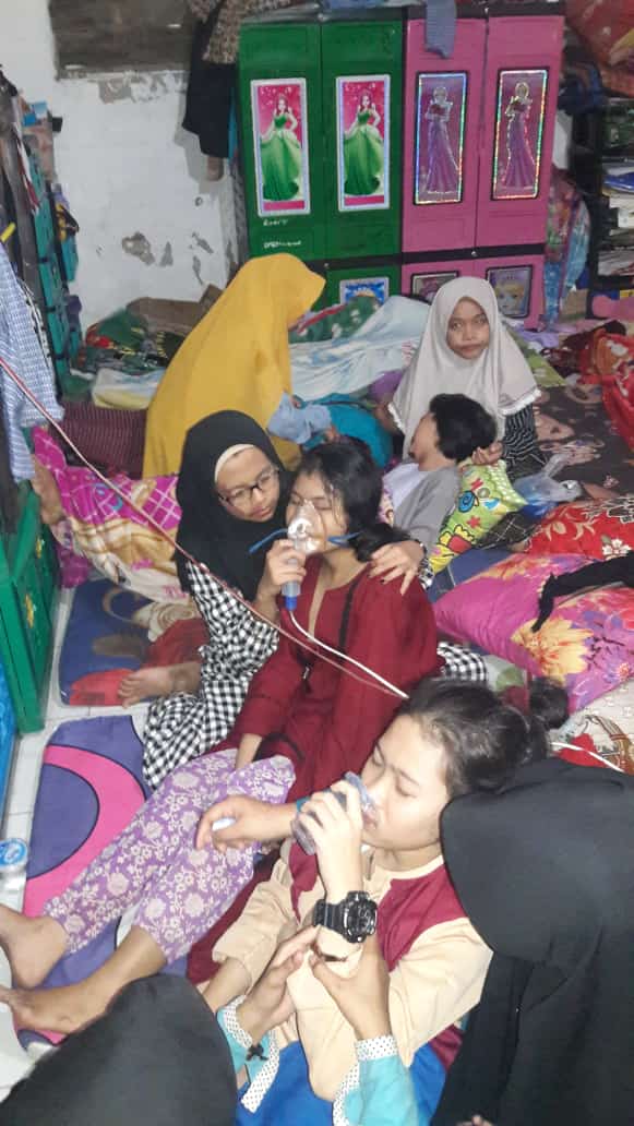 Tampak para santri pesantren SMPIT Nurul Hikmah Pasar Kemis saat mendapatkan perawatan medis setelah mengalami keracunan udara dengan bau kimia.
