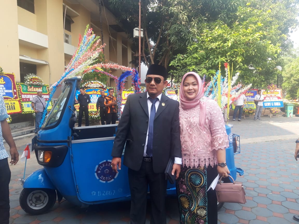 Tampak Dedi Hasbullah, anggota DPRD Kota Tangerang terpilih naik bajai saat datang di DPRD Kota Tangerang.