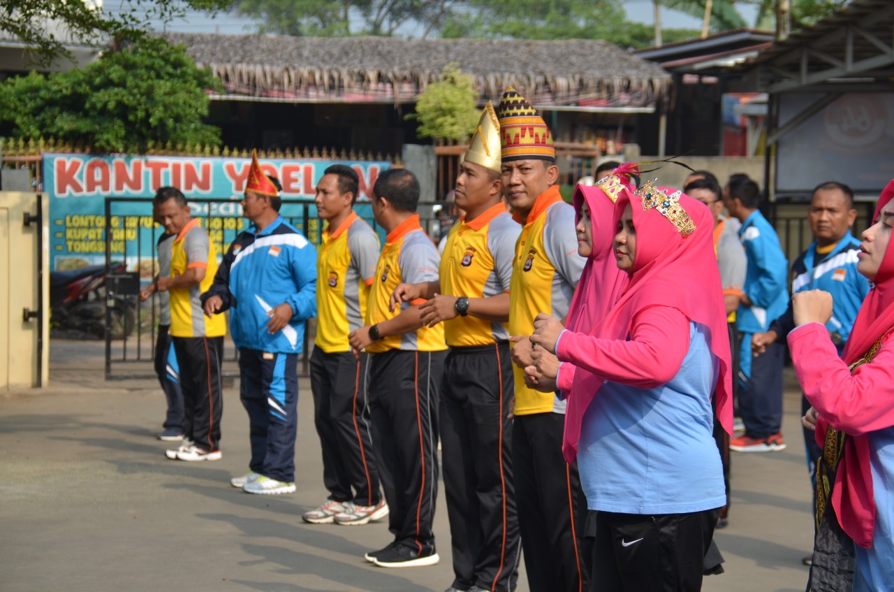 Kegiatan senam bersama dalam memperingati Hari Lalu Lintas Bhayangkara ke-64 di kantor Satlantas Polresta Tangerang, Jumat (6/9/2019).