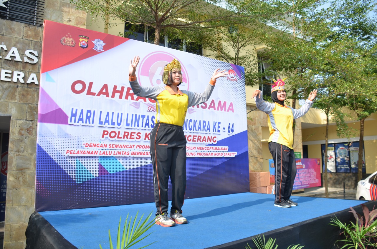 Kegiatan senam bersama dalam memperingati Hari Lalu Lintas Bhayangkara ke-64 di kantor Satlantas Polresta Tangerang, Jumat (6/9/2019).