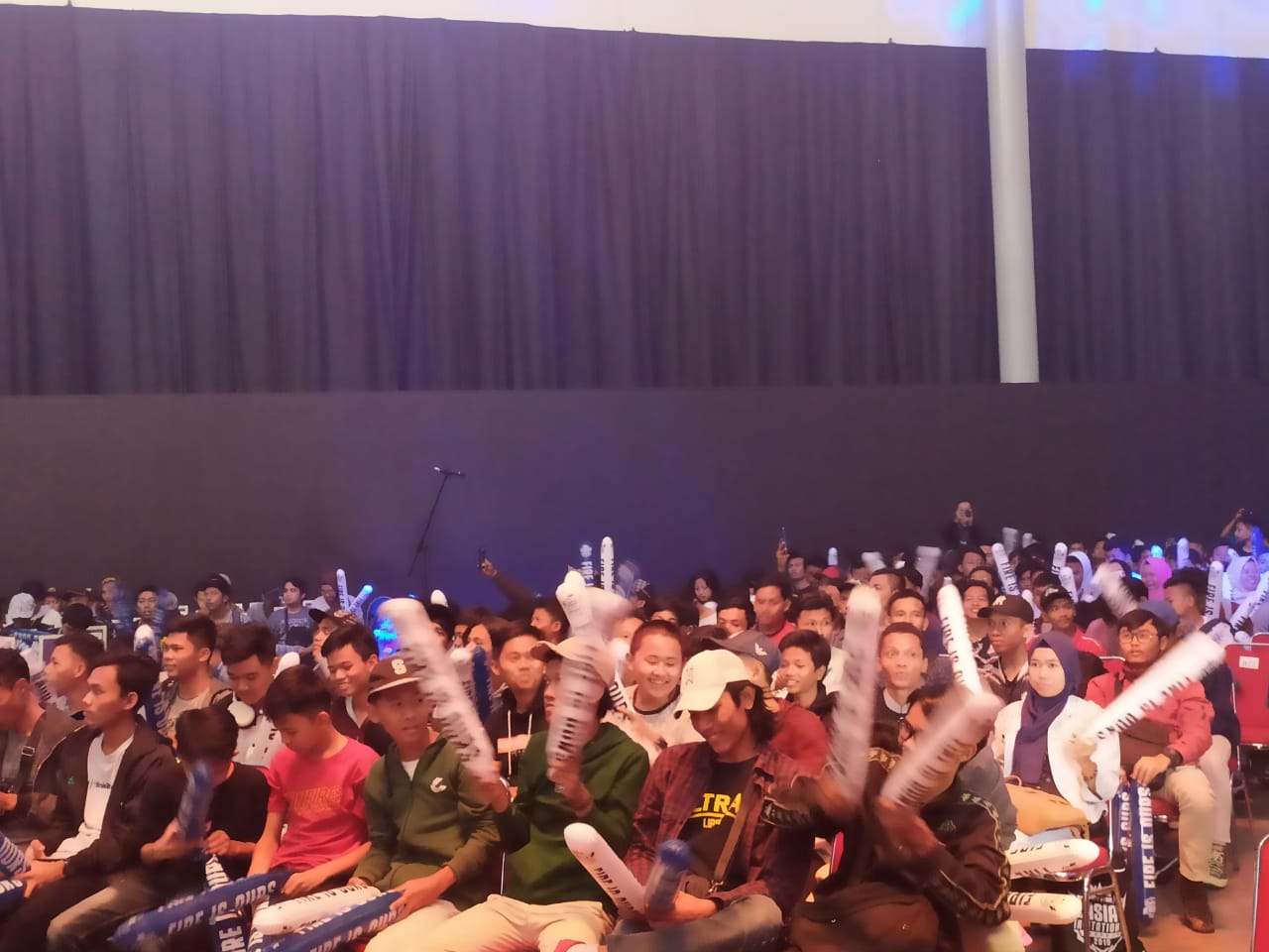 Suasana para penonton di turnamen Game Free Fire Asia Invitational (FFAI) 2019 di ICE BSD City.