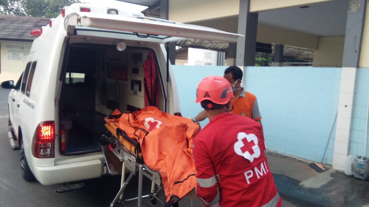 Polisi memberikan garis Police Line di tempat kejadian kebakaran di Jalan Ranca Dulang RT 2/1, Kecamatan Karawaci, Kota Tangerang.