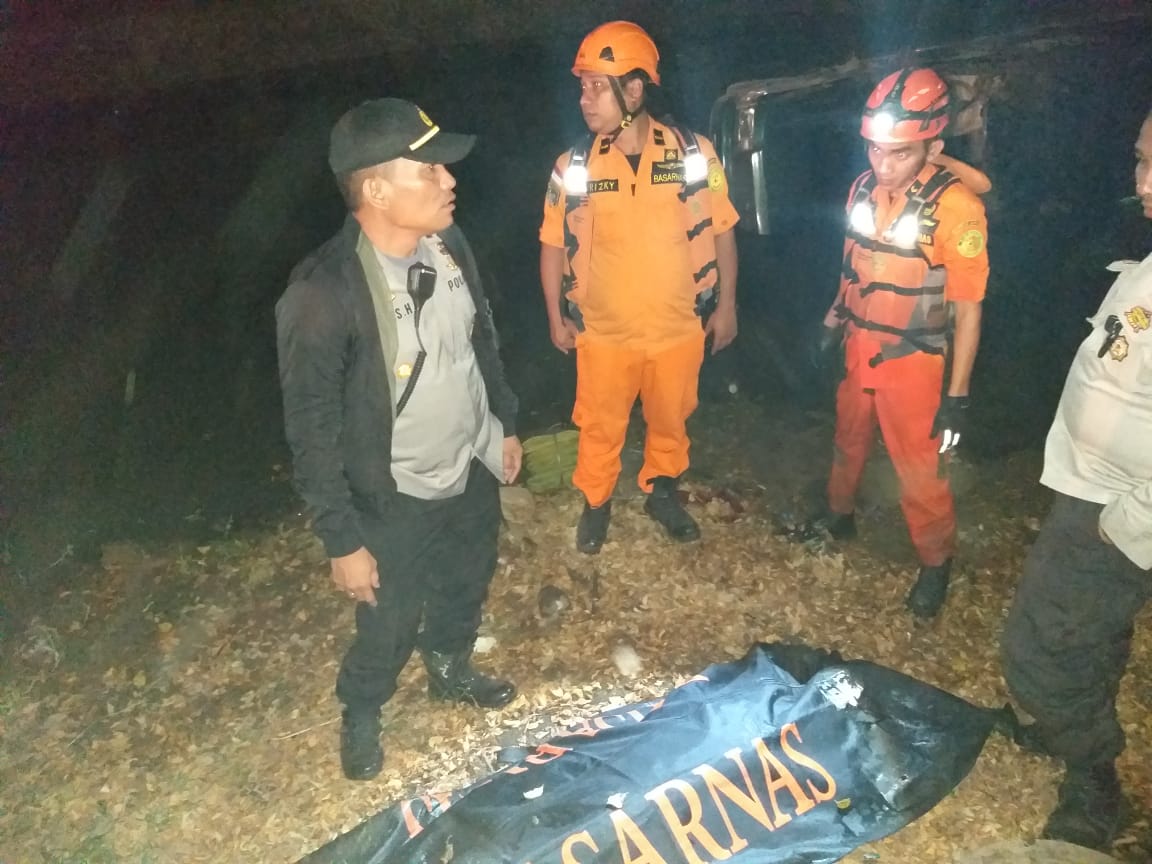 Tim Pencarian Basarnas berhasil mengevakuasi jenazah korban yang mobilnya tercebur ke Kali Irigasi Bandara Soekarno-Hatta.