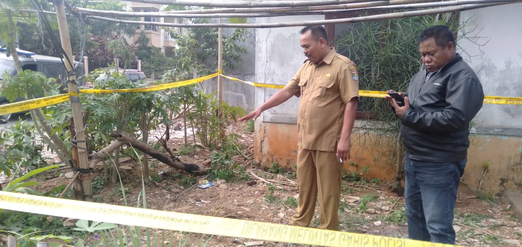 Tampak garis Police Line terpasang ditempat kejadian perkara penemuan bayi di area Perumahan Korpri Blok J2/6 RT 06/09, Desa Suradita, Kecamatan Cisauk, Kabupaten Tangerang.
