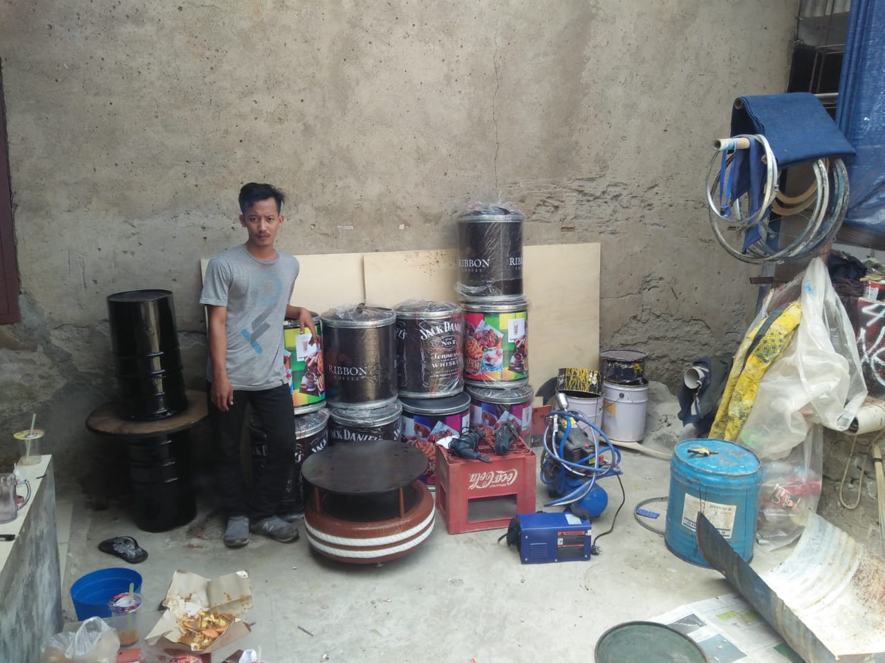 Wahyu Hidayat, 27, saat membuat furniture dengan bahan baku berupa barang bekas pakai (limbah).