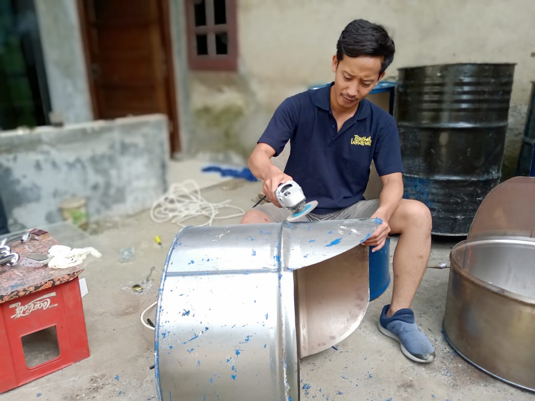 Wahyu Hidayat, 27, saat membuat furniture dengan bahan baku berupa barang bekas pakai (limbah).