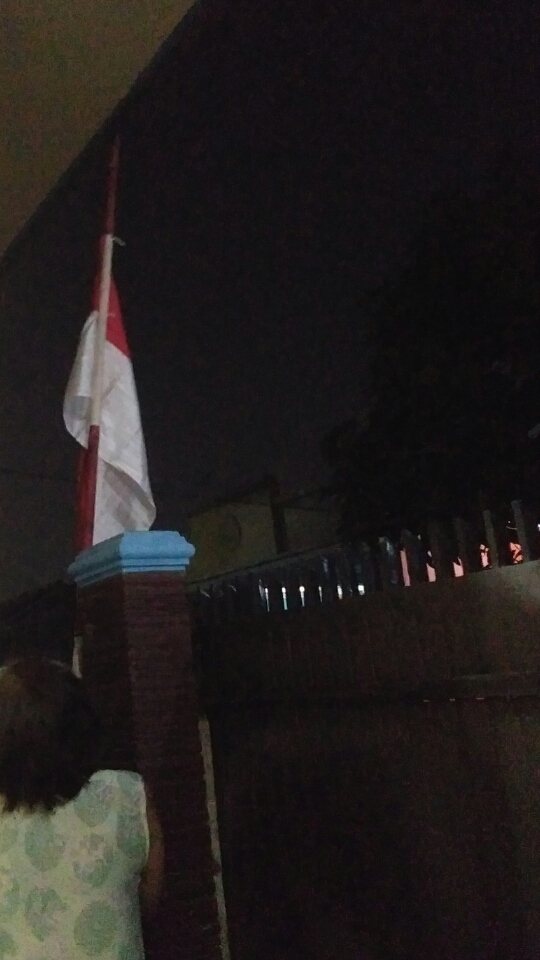 Tampak bendera merah putih NKRI berkibar setengah tiang dikediaman warga.