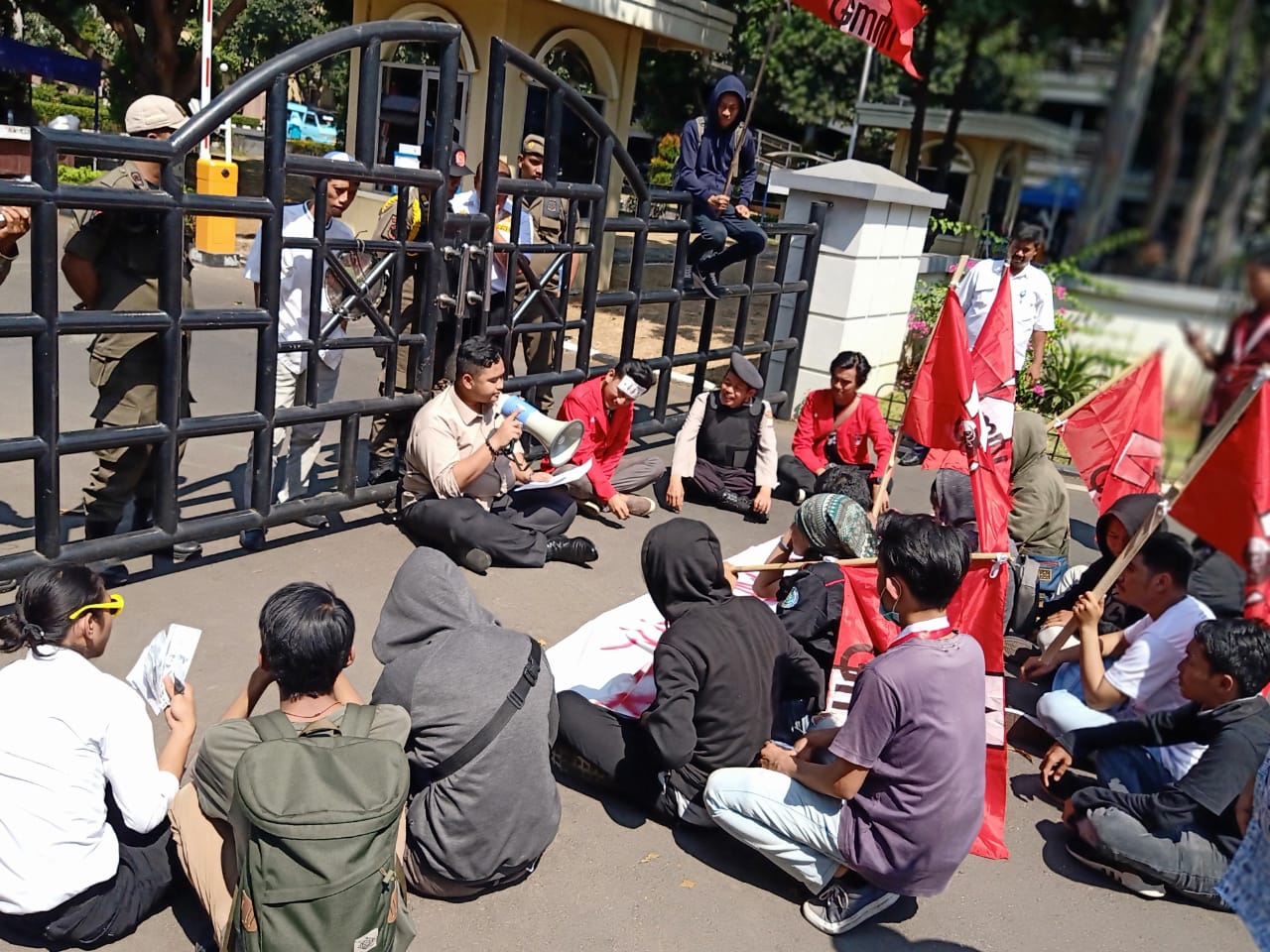 Suasana Aktivis Gerakan Mahasiswa Nasional Indonesia (GMNI) Kota Tangerang yang menggelar aksi demonstrasi di depan gedung DPRD—Pemerintah Kota Tangerang, Rabu (11/9/2019).