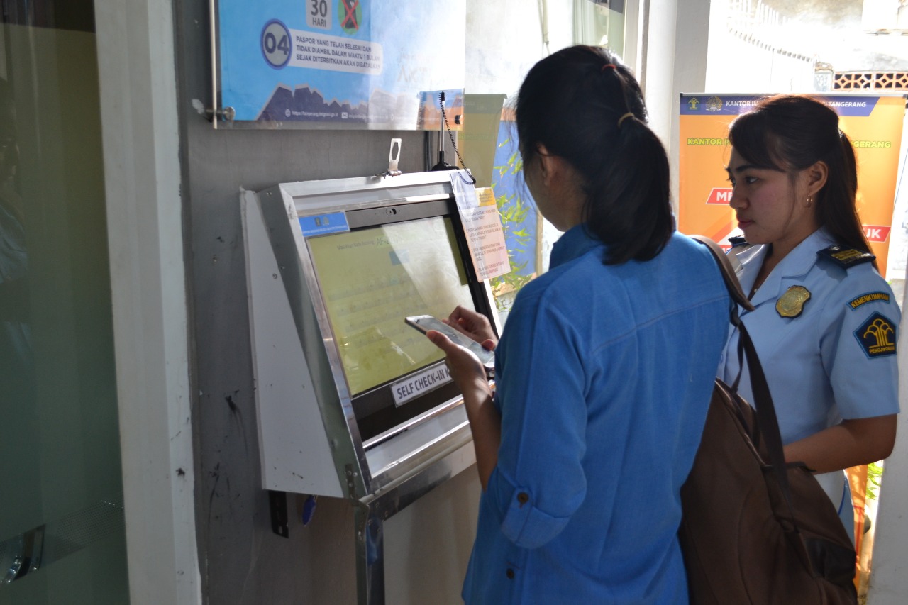 Pelayanan publik dengan sistem berbasis teknologi informasi di Kantor Imigrasi Kelas I Non TPI Tangerang.