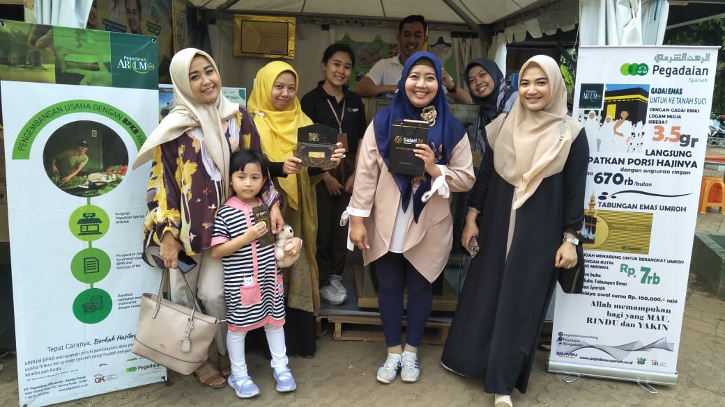Kepala Cabang Pegadaian Pasar Babakan Tangerang Alania Putri (ditengah) saat menyerahkan bantuan dana kebajikan ke masyarakat di Festival Al-Azhom ke-VIII, Masjid Raya Al-Azhom, Kota Tangerang, Kamis (12/9/2019).