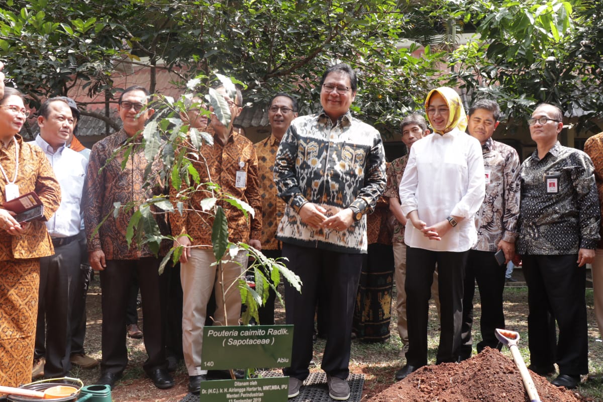 Menteri Perindusrian (Menperin) Republik Indonesia Airlangga Hartarto didampingi Wali Kota Tangerang Selatan (Tangsel) Airin Rachmi Diany bersama timnya saat peresmian Institut Teknologi Indonesia di jalan raya Puspitek, Setu, Tangsel.