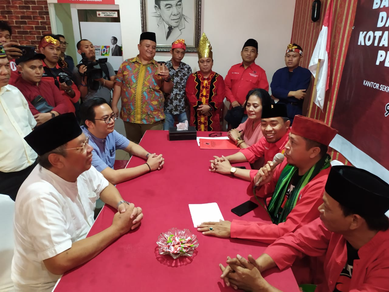 Benyamin Davnie bersama timnya saat mengambil formulir pendaftaran menjadi bakal calon Wali Kota Tangerang Selatan 2020 dari DPC PDI Perjuangan (PDIP) Tangsel.