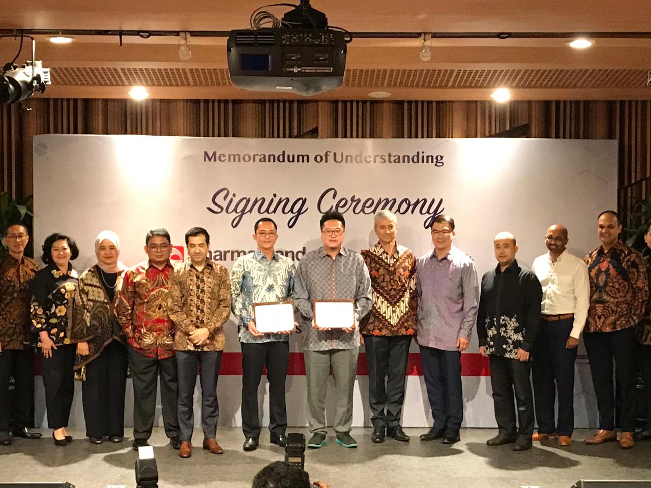 Haris Izmee (President Director of Microsoft Indonesia)–ketiga dari kiri bersama Michael Widjaja (Group CEO of Sinar Mas Land)–ketiga dari kanan menandatangani Nota Kesepahamanan (MoU) strategis antara Sinar Mas Land dan Microsoft.