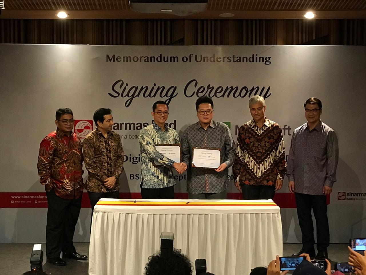 Haris Izmee (President Director of Microsoft Indonesia)–ketiga dari kiri bersama Michael Widjaja (Group CEO of Sinar Mas Land)–ketiga dari kanan menandatangani Nota Kesepahamanan (MoU) strategis antara Sinar Mas Land dan Microsoft.