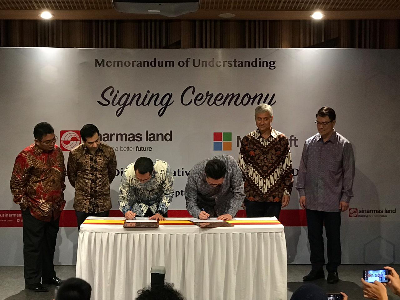 Haris Izmee (President Director of Microsoft Indonesia)–ketiga dari kiri bersama Michael Widjaja (Group CEO of Sinar Mas Land)–ketiga dari kanan menandatangani Nota Kesepahamanan (MoU) strategis antara Sinar Mas Land dan Microsoft.