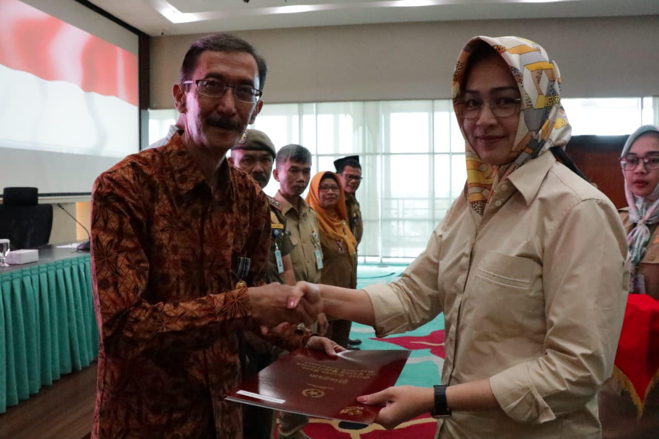 Pemkot Tangsel memberikan penghargaan kepada 150 ASN di Aula Blandongan Puspemkot Tangsel, Jalan Maruga Raya, Ciputat, Senin (16/9/2019).