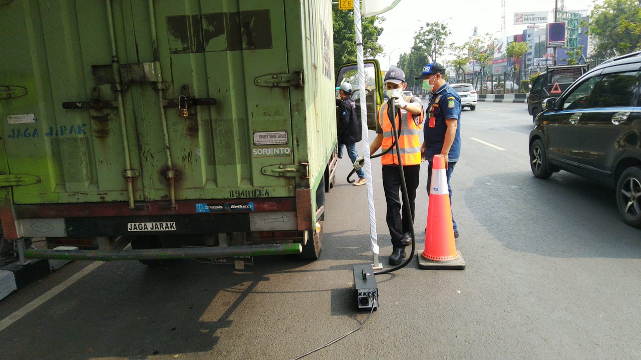 Uji emisi kendaraan pribadi dan angkutan barang di Jalan MH Thamrin, Jalan Jenderal Sudirman, dan Jalan Imam Bonjol.