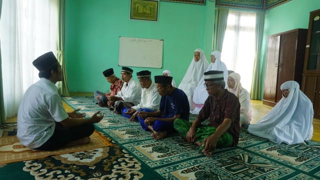 Lansia saat mengaji di Rumah Perlindungan Sosial, di Jalan Iskandar Muda Pintu Air 10 No. 1, Kecamatan Neglasari, Kota Tangerang.