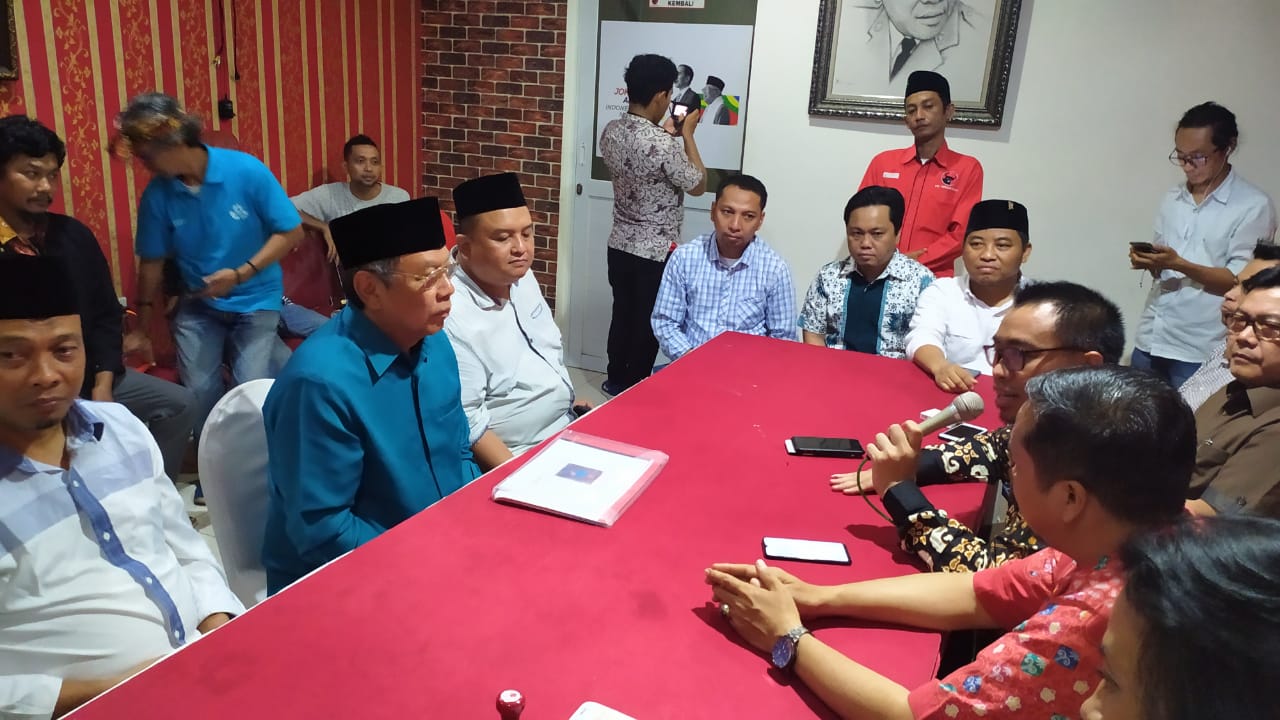 Benyamin Davnie bersama timnya saat mengembalikan formulir pendaftaran menjadi bakal calon Wali Kota Tangerang Selatan 2020 di DPC PDI Perjuangan (PDIP) Tangsel.