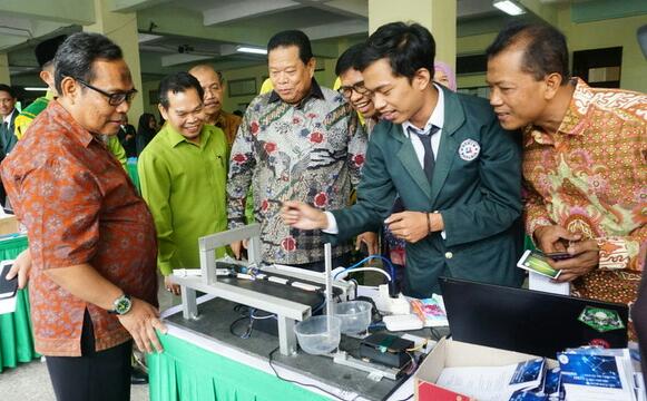 Mahasiswa Universitas Raharja menampilkan karya ilmiah teknologi di event Raharja Career di Area Basement Universitas Raharja, Kota Tangerang, Kamis (19/9/2019).