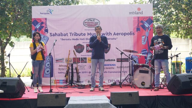 Penampilan musisi di Plaza Aeropolis Commercial Park, Jalan Marsekal Suryadharma, Neglasari, Kota Tangerang, Sabtu (21/9/2019).