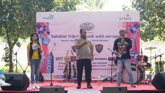 Penampilan musisi di Plaza Aeropolis Commercial Park, Jalan Marsekal Suryadharma, Neglasari, Kota Tangerang, Sabtu (21/9/2019).