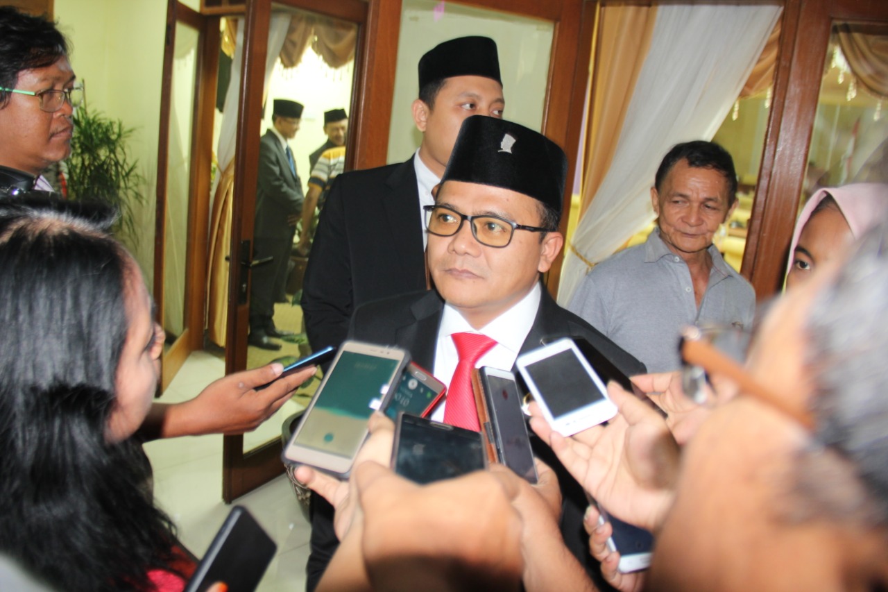 Ketua DPRD Kabupaten Tangerang, Kholid Ismail, saat diwawancarai awak media.