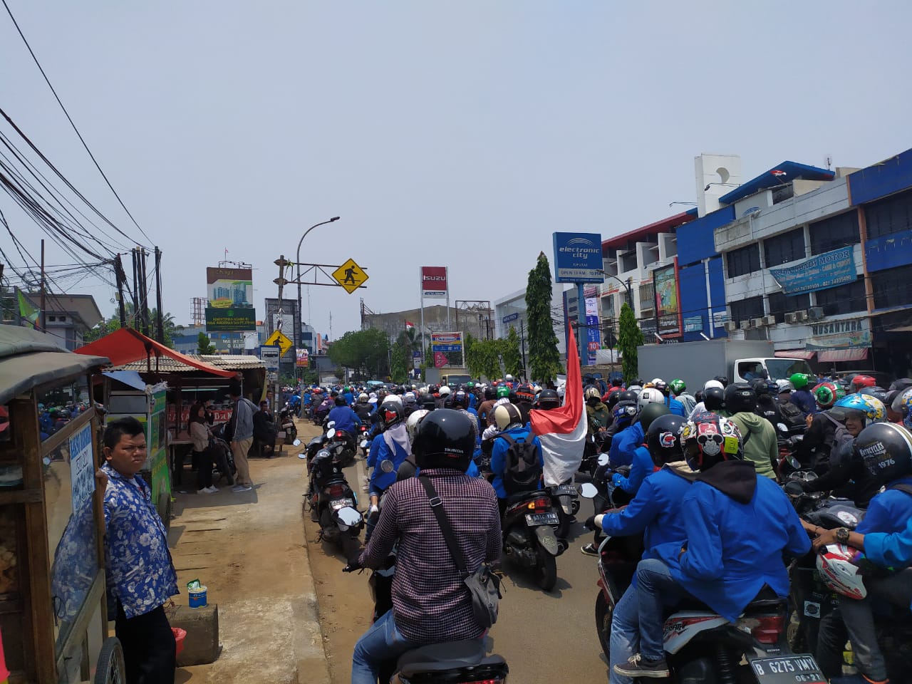 Tampak para Universitas Pamulang (Unpam) berbondong-bondong menggunakan sepeda motor menuju ke Gedung DPR MPR untuk menggelar aksi unjuk rasa di bilangan Senayan, Jakarta Selatan, Selasa (24/9/2019).