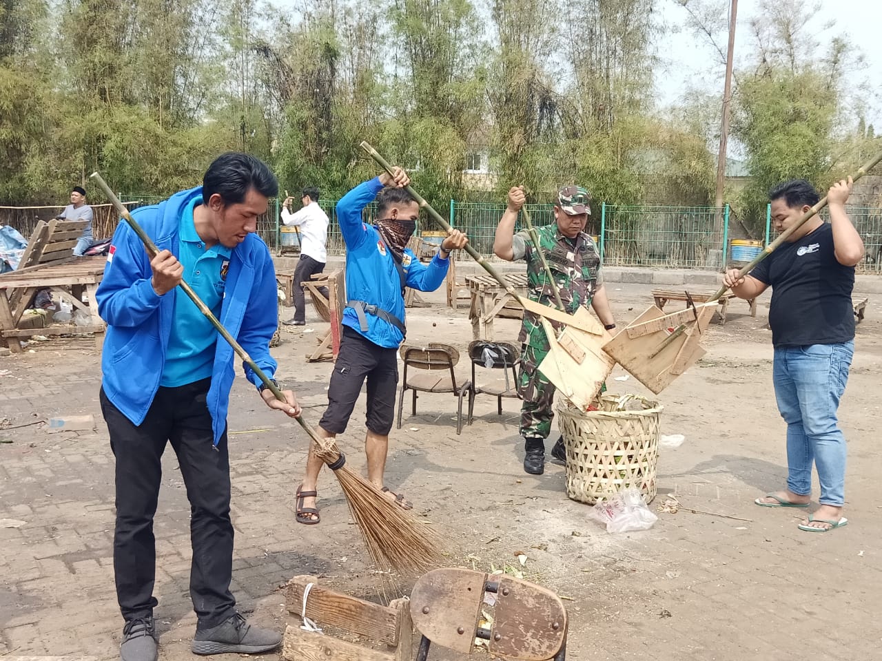 Tampak para anggota KNPI saat membersihkan Pasar Babakan, Rabu (25/9/2019).