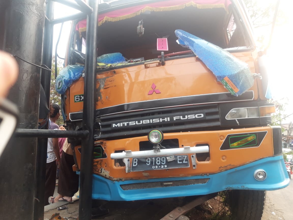 Tampak mobil truk yang mengalami kecelakaan hingga menewaskan pengendara motor di Jalan Daan Mogot, Batuceper, Kota Tangerang, Rabu (25/9/2019).