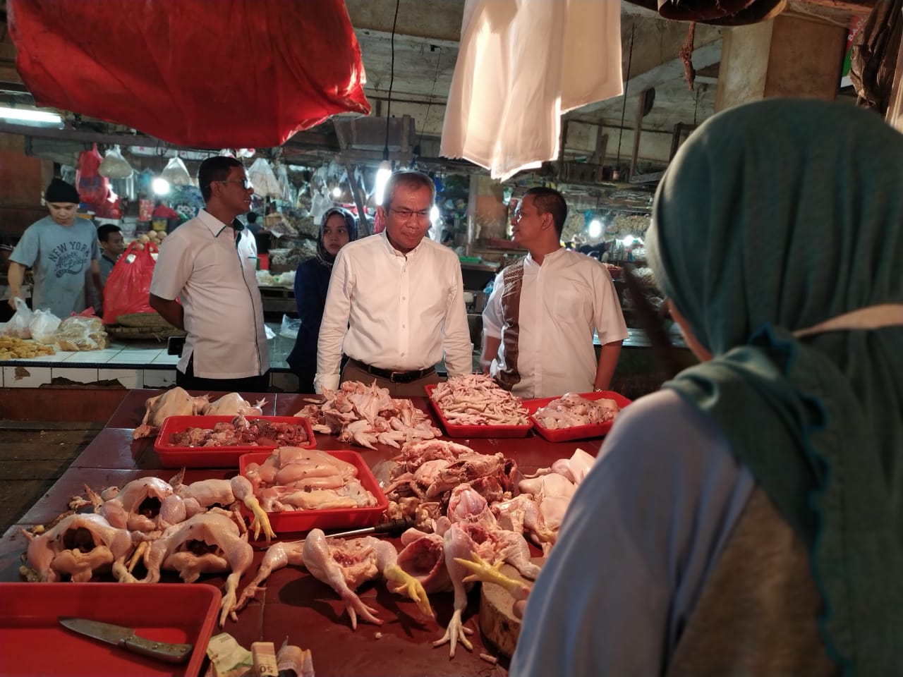 Direktur Utama PT PITS Dudung E. Direja saat berkomunikasi dengan salah satu pedagang di Pasar Serpong, Jalan Raya Serpong, Serpong, Tangerang Selatan (Tangsel), Rabu (25/9/2019).