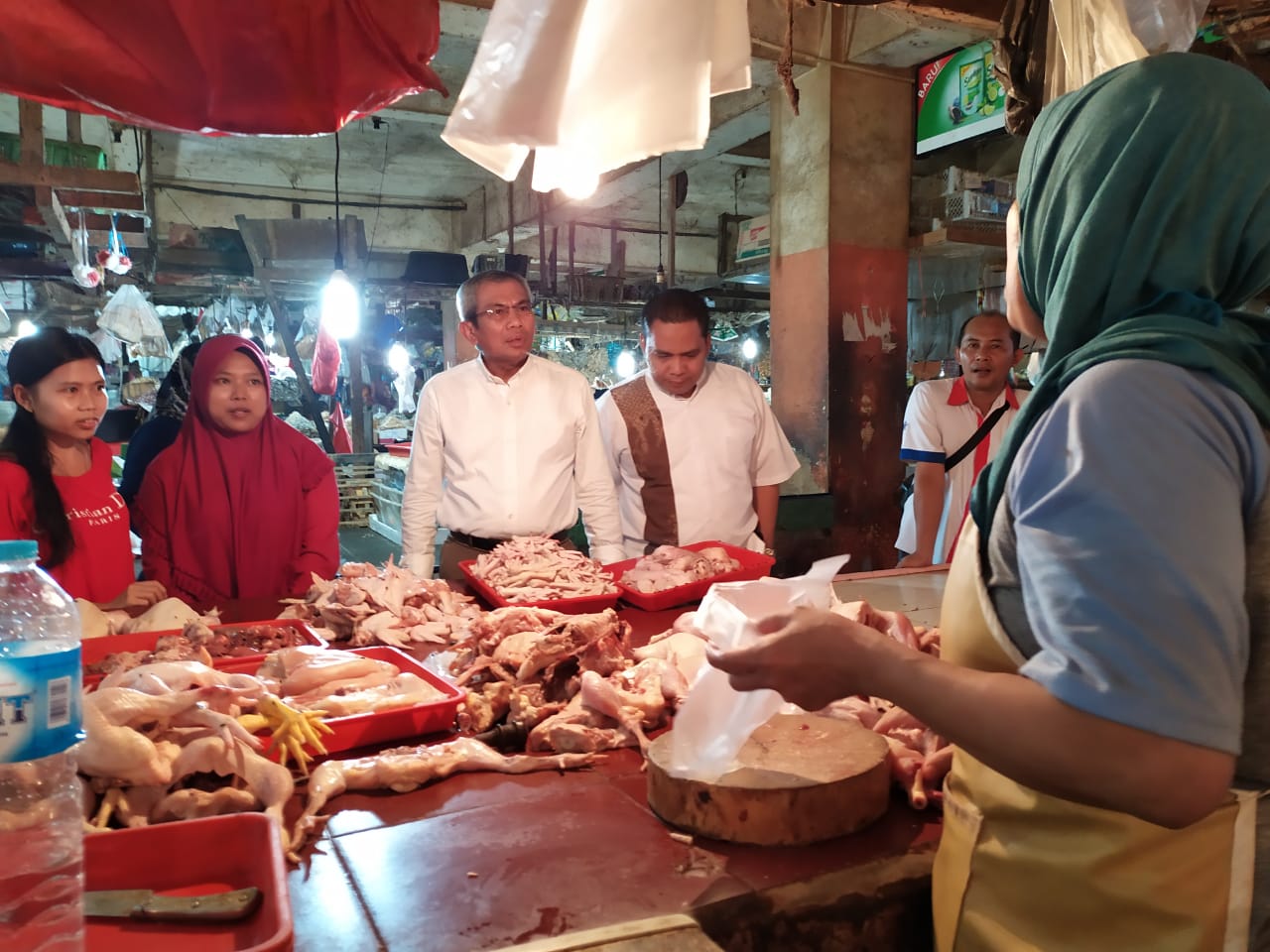 Direktur Utama PT PITS Dudung E. Direja saat berkomunikasi dengan salah satu pedagang di Pasar Serpong, Jalan Raya Serpong, Serpong, Tangerang Selatan (Tangsel), Rabu (25/9/2019).