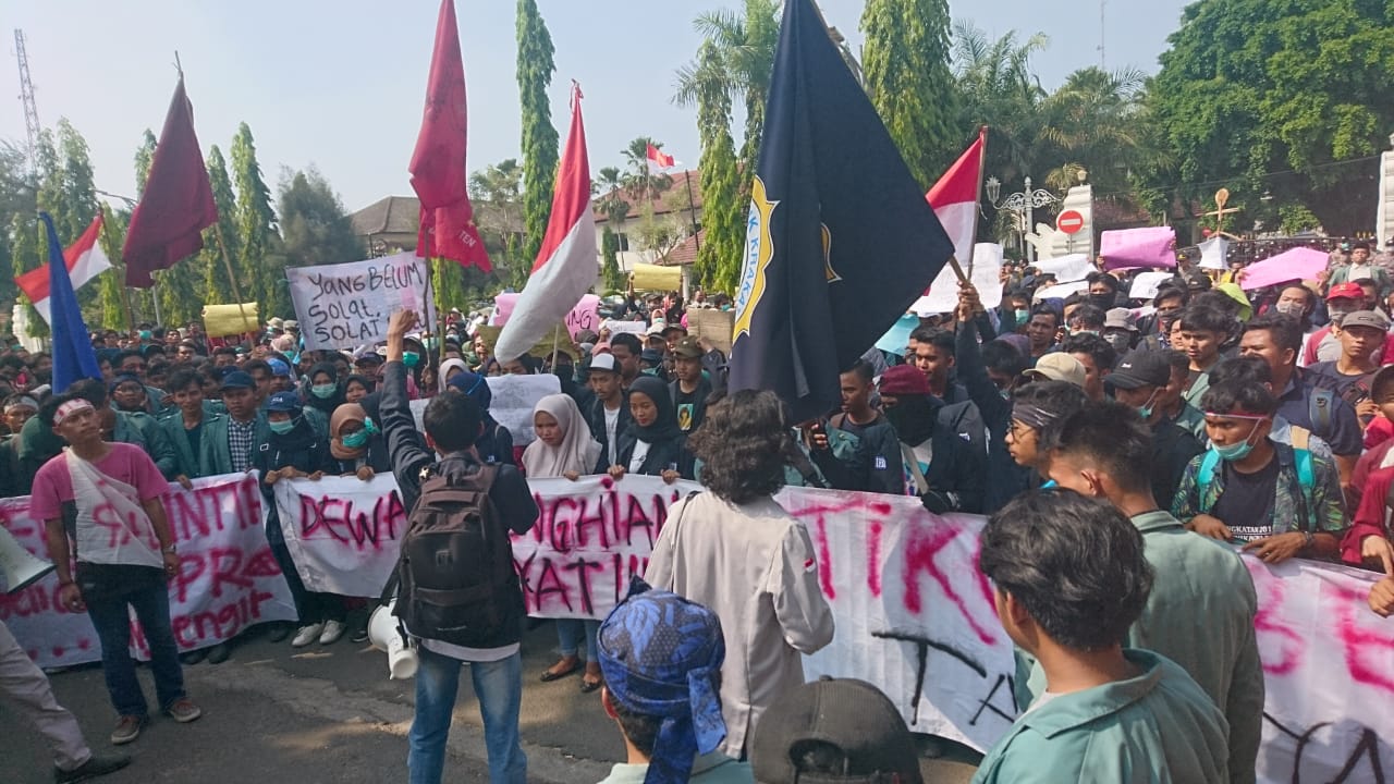 Suasana para mahasiswa dari Badan Eksekutif Mahasiswa (BEM) se-Cilegon yang berunjuk rasa di depan gedung DPRD Cilegon.
