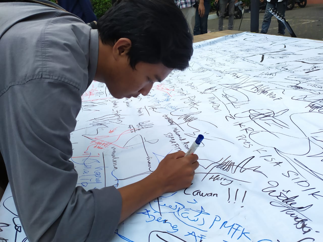 Suasana Keluarga Besar Mahasiswa (KBM) UIN Syarif Hidayatullah Jakarta saat menggelar aksi solidaritas di depan Fakultas Ilmu Tarbiyah dan Keguruan UIN Jakarta, Jalan Ir. H. Juanda, Ciputat, Tangsel, Kamis (26/9/2019).