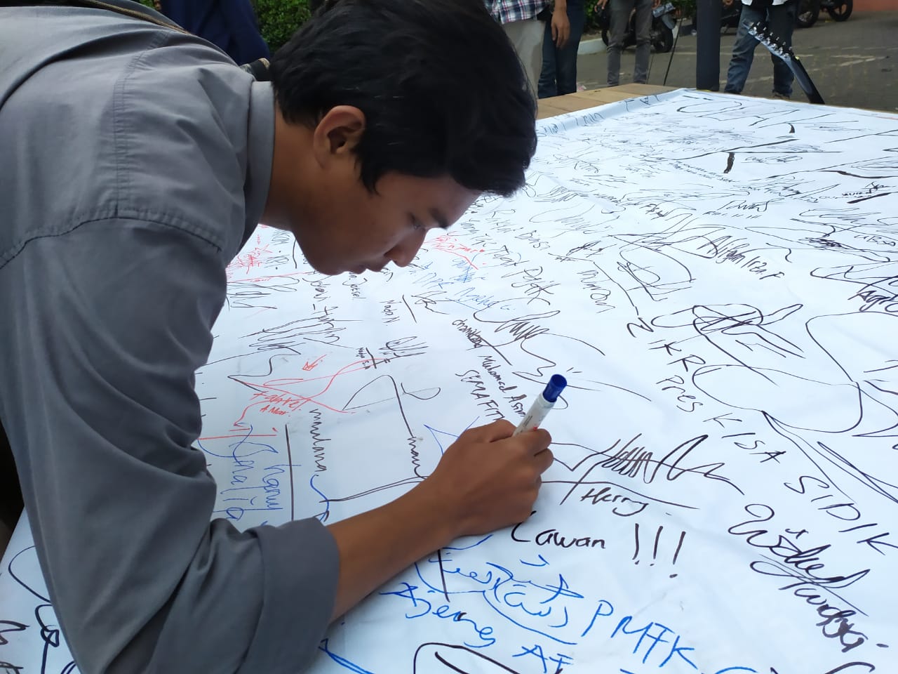 Suasana Keluarga Besar Mahasiswa (KBM) UIN Syarif Hidayatullah Jakarta saat menggelar aksi solidaritas di depan Fakultas Ilmu Tarbiyah dan Keguruan UIN Jakarta, Jalan Ir. H. Juanda, Ciputat, Tangsel, Kamis (26/9/2019).