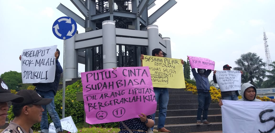 Tampak sejumlah awak media di Cilegon menggelar aksi solidaritas atas peristiwa kekerasan terhadap wartawan di Jakarta dan Makassar.